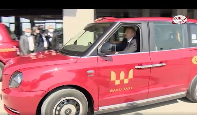 Президент Ильхам Алиев ознакомился с доставленными в Баку новыми «лондонскими такси» модели ТХ