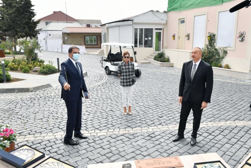 Президент Ильхам Алиев и первая леди Мехрибан Алиева ознакомились с работами по благоустройству, проведенными в поселке Балаханы ВИДЕО