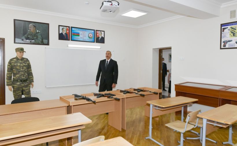 Президент Ильхам Алиев ознакомился с капитальными ремонтными работами в школе номер 251 в Баку, принял участие в открытии нового корпуса этого учебного заведения