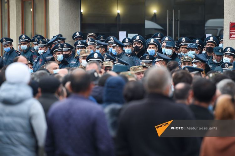 Ermənistanda böyük tələb növbəsi -  İtkin düşənlərimizi tapın!