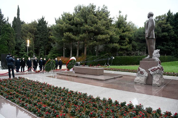 YAP-çılar Ümummilli Lider Heydər Əliyevin məzarını ziyarət ediblər