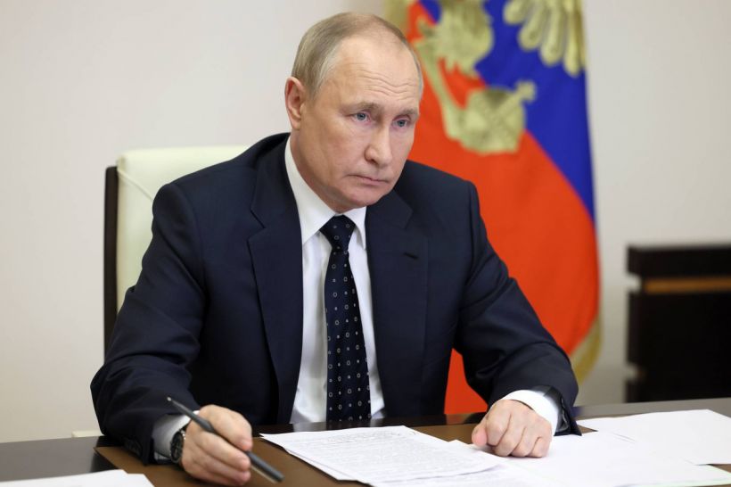 Putin: “Rusiya iqtisadiyyatı sanksiya zərbələrinə layiqincə tab gətirir”
