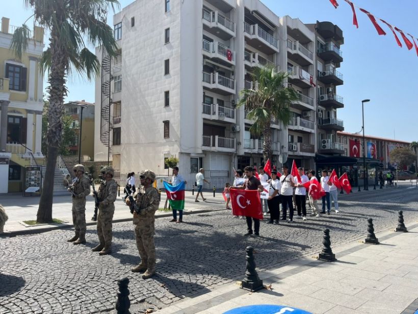 Azərbaycanlı şəhid övladları Türkiyədə Zəfər Bayramı münasibətilə keçirilən hərbi paradda yürüş ediblər