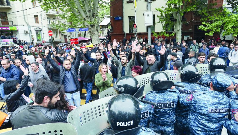 Qərbin “öz yaramaz oğlumuz” siyasəti davam edir…