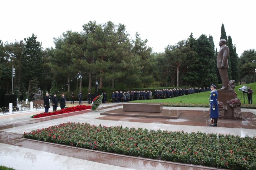 YAP-ın nümayəndələri Ulu Öndər Heydər Əliyevin məzarını ziyarət ediblər