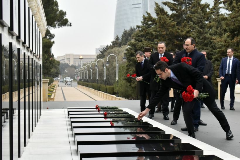 Türkiyə xarici işlər nazirinin müavini Şəhidlər xiyabanını və “Türk şəhidliyi” abidəsini ziyarət edib