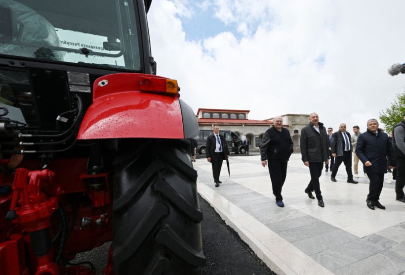 Azərbaycan ilə Belarusun birgə istehsalı olan avtobusa və Belarus Prezidentinin hədiyyə etdiyi traktorlara baxış  YENİLƏNİB