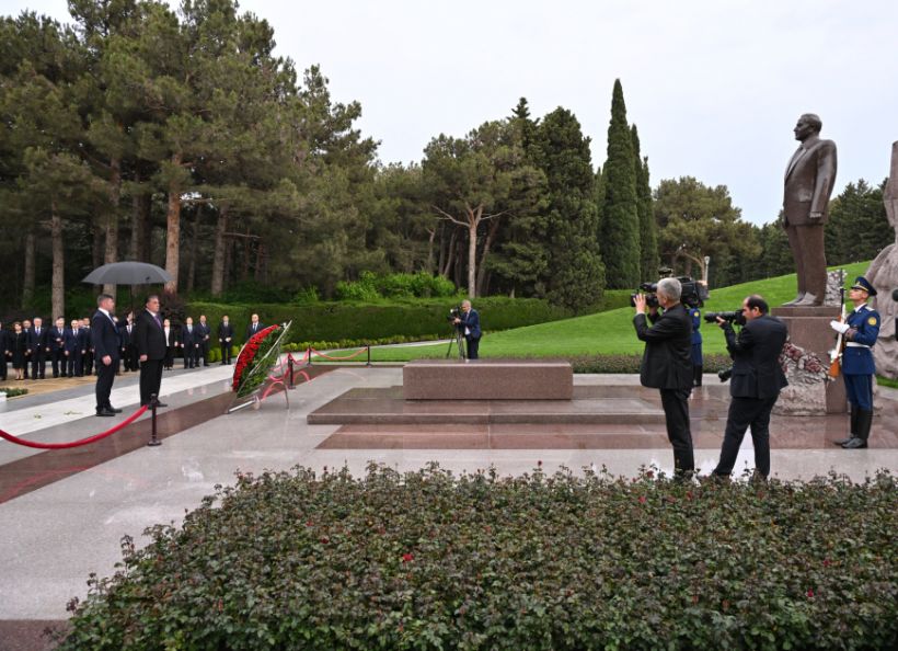 Tacikistan Prezidenti Fəxri xiyabanda Ulu Öndərin məzarını ziyarət edib