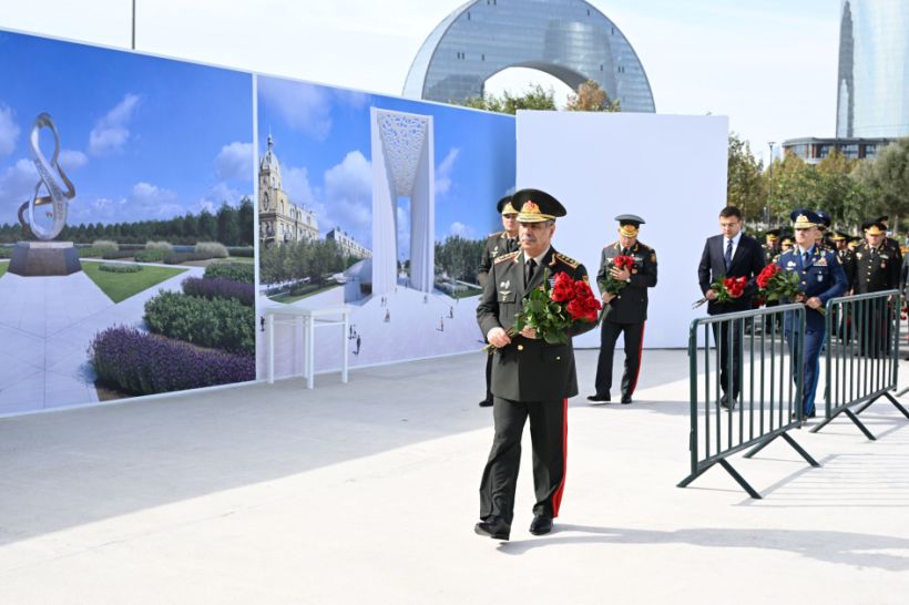 Müdafiə Nazirliyinin rəhbər heyəti Anım Günündə Zəfər parkında olub