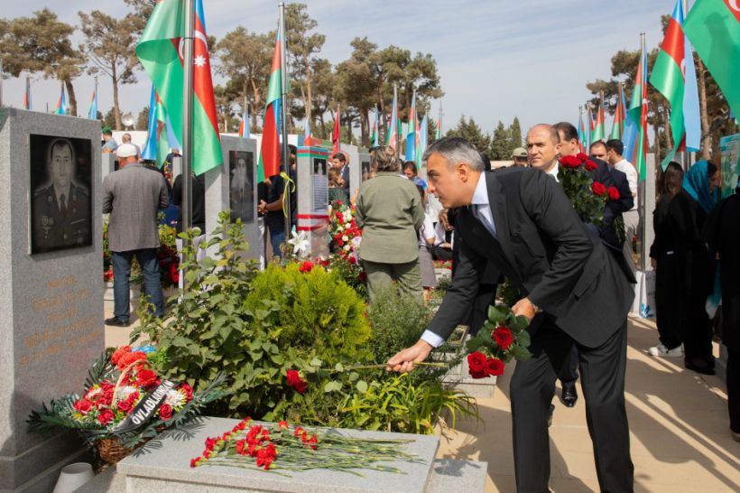 Əmək və Əhalinin Sosial Müdafiəsi Nazirliyinin kollektivi İkinci Şəhidlər xiyabanını və Zəfər parkını ziyarət edib