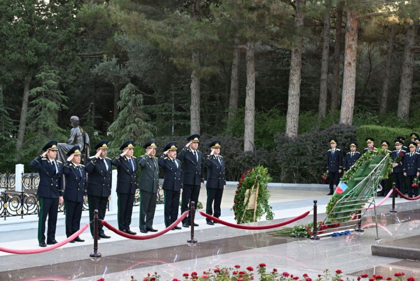 Baş Prokurorluğun kollektivi Ulu Öndər Heydər Əliyevin məzarını və Şəhidlər xiyabanını ziyarət edib